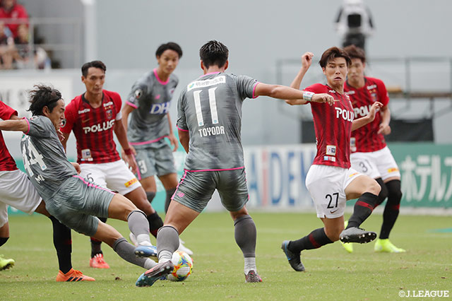 小野の浮き球のクロスを豊田が胸で落とすとこれに反応した金崎 夢生が右足を振り抜く！シュートはゴールに吸い込まれ鳥栖が同点に追いつく！【明治安田Ｊ１ 第27節 鳥栖vs浦和】