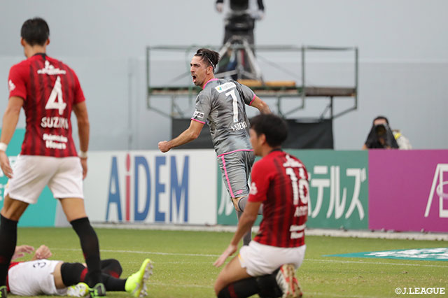 安 庸佑のグラウンダーのクロスにイサック クエンカがダイレクトで合わせ、鳥栖がついに逆転に成功する！【明治安田Ｊ１ 第27節 鳥栖vs浦和】