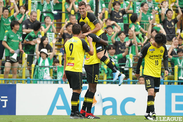 前半30分、オルンガ（#26）のヘディングシュートが決まり、柏が先手を奪う！【明治安田Ｊ２ 第34節 柏vs東京Ｖ】