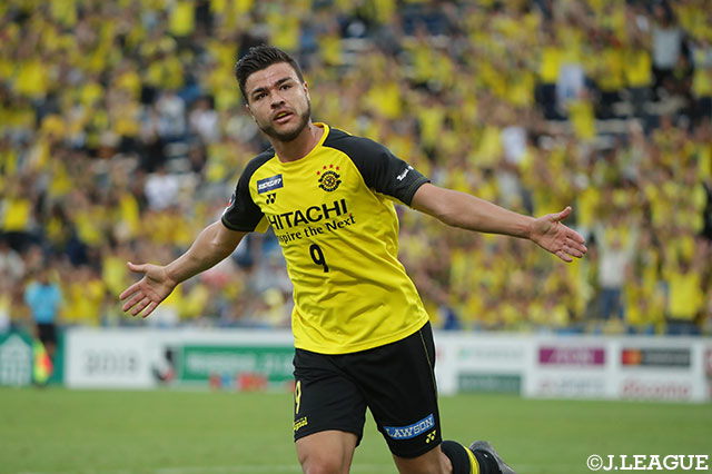 試合終盤、クリスティアーノ（柏）がループ気味のシュートを放ってゴールネットを揺らし、リードを3点に広げる【明治安田Ｊ２ 第34節 柏vs東京Ｖ】