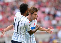 白井のクロスをニアサイドのチャナティップがスルー。中央で待ち構えていた進藤 亮佑が落ち着いて流し込み、アウェイの札幌が先制点をゲット【明治安田J1 第27節 鹿島vs札幌】