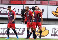 セルジーニョがDFと競り合いながらもペナルティエリア中央に進入すると、最後は鮮やかなループシュートを放ち、鹿島が同点に追いつく【明治安田J1 第27節 鹿島vs札幌】