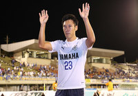 2得点を挙げ勝利の立役者となった山本 康裕（磐田）は試合後、サポーターの声援に応えた【明治安田Ｊ１ 第27節 大分vs磐田】