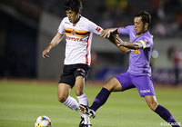 中盤で激しいマッチアップをみせる米本 拓司（名古屋）と青山 敏弘（広島）【明治安田Ｊ１ 第27節 広島vs名古屋】