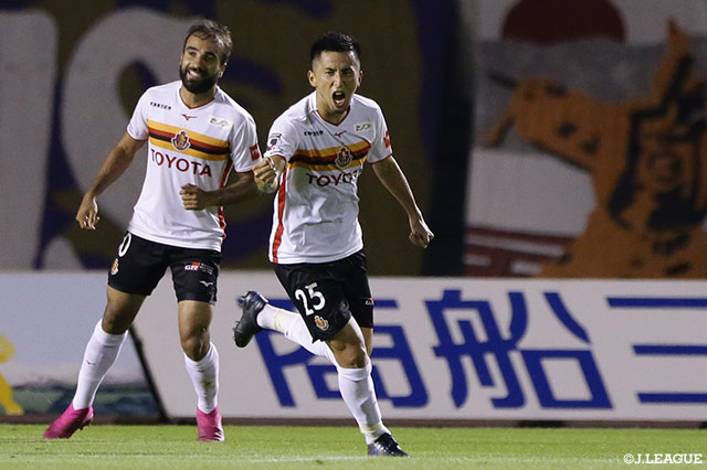 前田 直輝がワンタッチでDFをかわしシュートを放つ！これが決まり名古屋が前半終了間際に同点に追いつく【明治安田Ｊ１ 第27節 広島vs名古屋】