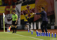 ピッチサイドから身振り手振りを交え、指示を送るフィッカデンティ監督(名古屋)【明治安田J1 第27節 広島vs名古屋】