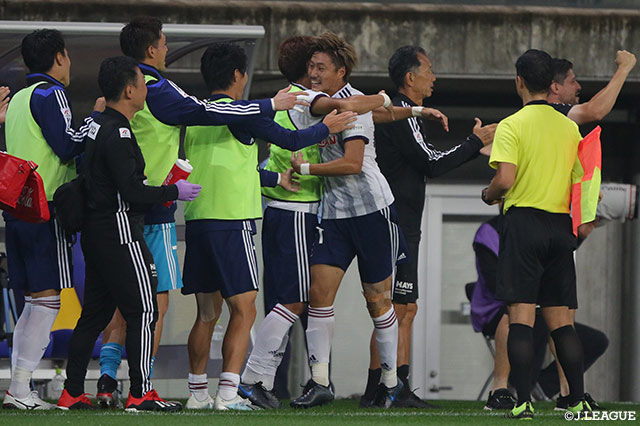 高野のグラウンダーのクロスに逆サイドから走り込んだ松原 健がダイレクトであわせ、横浜FMが先制に成功する【明治安田Ｊ１ 第27節 仙台vs横浜FM】