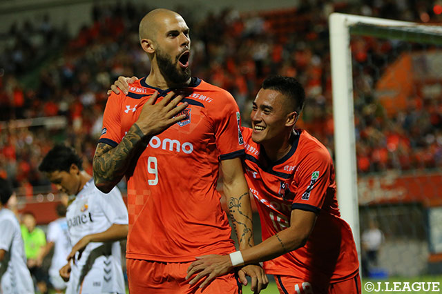 途中出場のロビン シモヴィッチ（#9）が追加点を奪い、大宮がリードを2点に広げる！【明治安田Ｊ２ 第34節 大宮vs長崎】