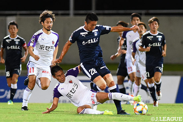1点を追いかける鹿児島は、チームトップスコアラーの韓 勇太を投入するも激しい守備に遭い、チャンスを作れない【明治安田Ｊ２ 第34節 鹿児島vs京都】