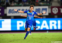 野村 直輝(徳島)がPA手前の中央で鋭く切り返して相手のチェックを華麗にかわし、左足で正確にゴールへ流し込む!【明治安田J2 第34節 徳島vs金沢】