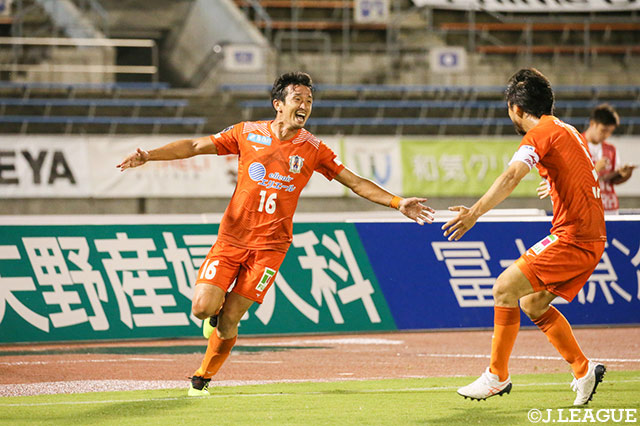 左サイドからのグラウンダーのクロスに走り込んだ田中 裕人（愛媛/#16）がダイレクトでシュートを放ち、ゴールネットを揺らす！【明治安田Ｊ２ 第34節 愛媛vs栃木】