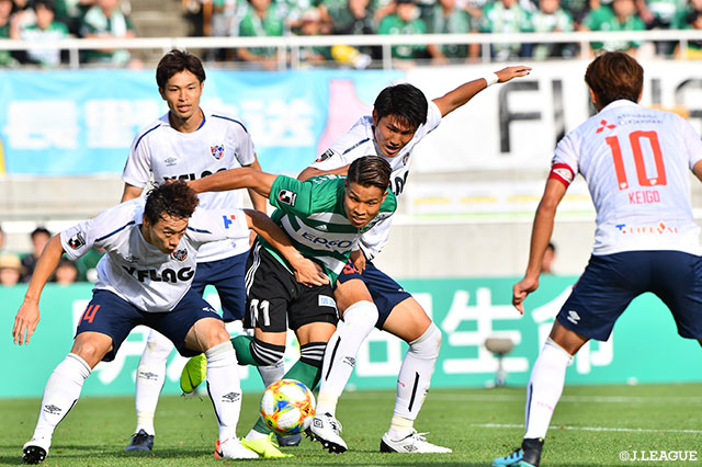 FC東京のオ ジェソクと渡辺 剛の間を強引に突破を図る永井 龍（松本）【明治安田Ｊ１ 第27節 松本vsFC東京】