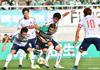 FC東京のオ ジェソクと渡辺 剛の間を強引に突破を図る永井 龍(松本)【明治安田J1 第27節 松本vsFC東京】