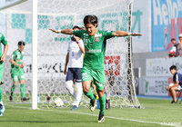 小牧のやわらかいクロスに三田 尚希が頭であわせ、ホームの八戸が先制点を奪う【明治安田J3 第24節 八戸vsF東23】