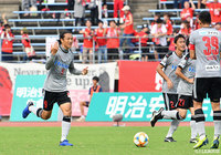 ピッチに立ったばかりの原 一樹が起死回生の同点ゴールを決め、熊本が試合を振り出しに戻す【明治安田J3 第24節 讃岐vs熊本】