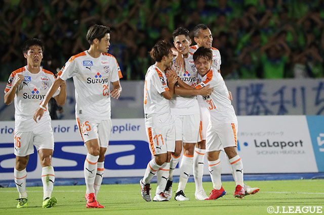 前半25分、エウシーニョの右足でコースを狙ったグラウンダーのシュートがゴール右下に決まり、アウェイの清水が先制に成功する【明治安田Ｊ１ 第27節 湘南vs清水】