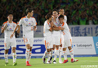 前半25分、エウシーニョの右足でコースを狙ったグラウンダーのシュートがゴール右下に決まり、アウェイの清水が先制に成功する【明治安田Ｊ１ 第27節 湘南vs清水】