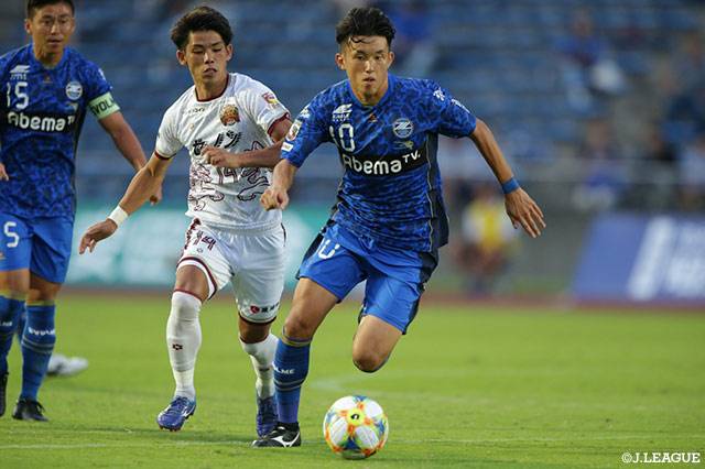 両チームの攻撃を牽引する平戸 太貴（町田）と上門 知樹（琉球）が激しいマッチアップをみせる【明治安田Ｊ２ 第34節 町田vs琉球】