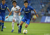 両チームの攻撃を牽引する平戸 太貴（町田）と上門 知樹（琉球）が激しいマッチアップをみせる【明治安田Ｊ２ 第34節 町田vs琉球】