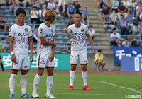 ボランチの位置から味方に指示を送る小野 伸二（琉球）【明治安田Ｊ２ 第34節 町田vs琉球】