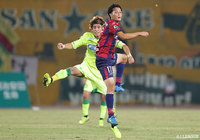 後半、岡山が攻撃のギアを上げるも、千葉のDF増嶋 竜也も集中したディフェンスで得点を許さない【明治安田J2 第34節 岡山vs千葉】