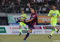 終了間際の仲間 隼斗（岡山）のミドルシュートはGK佐藤に防がれゴールならず【明治安田Ｊ２ 第34節 岡山vs千葉】