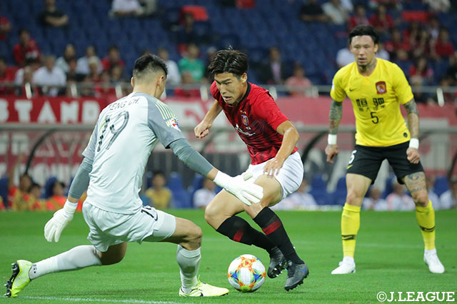 スルーパスに抜け出した橋岡 大樹（浦和）が対峙するGKをかわしてシュートを放つも、ゴールライン際でDFにクリアされ追加点は生まれず【ACL 準決勝 第1戦 浦和vs広州恒大】