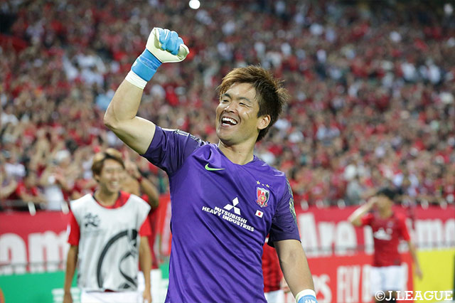 試合後、ピッチを周回しながらサポーターの声援に笑顔で応える西川 周作（浦和）【ACL 準決勝 第1戦 浦和vs広州恒大】