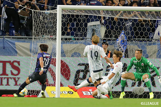 アデミウソンからのクロスをファーサイドに走り込んだ倉田 秋（#10）がニアを射抜き、Ｇ大阪が先制に成功【明治安田Ｊ１ 第28節 Ｇ大阪vs札幌】