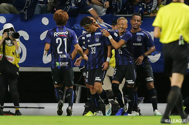 味方からのヒールパスに反応した宇佐美 貴史（#33）がPA左から進入し、コンパクトに振り抜くとそれがネットに突き刺さりＧ大阪が追加点を奪う【明治安田Ｊ１ 第28節 Ｇ大阪vs札幌】