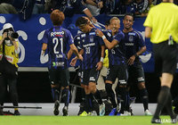 味方からのヒールパスに反応した宇佐美 貴史（#33）がPA左から進入し、コンパクトに振り抜くとそれがネットに突き刺さりＧ大阪が追加点を奪う【明治安田Ｊ１ 第28節 Ｇ大阪vs札幌】