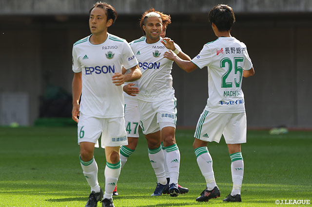 永井が落としたボールにセルジーニョが反応し右足を振り抜く！低く鋭いシュートがゴールに突き刺ささり、松本が開始2分で先制に成功する！【明治安田Ｊ１ 第28節 仙台vs松本】