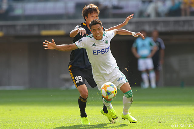 シマオ マテの出場停止に伴いセンターバックに入った金 正也（仙台）が、永井 龍（松本）に激しいプレッシャーをかける【明治安田Ｊ１ 第28節 仙台vs松本】