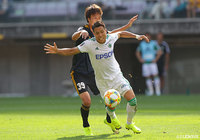 シマオ マテの出場停止に伴いセンターバックに入った金 正也（仙台）が、永井 龍（松本）に激しいプレッシャーをかける【明治安田Ｊ１ 第28節 仙台vs松本】