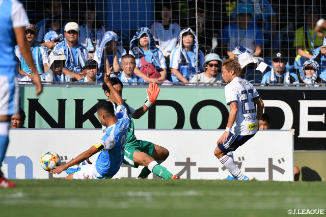 スペースにうまく抜け出した仲川 輝人（横浜FM）のクロスがブロックに入った藤田 義明（磐田）に当たりゴールへ吸い込まれる。横浜FMがラッキーな形で先制点をゲット！【明治安田Ｊ１ 第28節 磐田vs横浜FM】