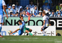 スペースにうまく抜け出した仲川 輝人（横浜FM）のクロスがブロックに入った藤田 義明（磐田）に当たりゴールへ吸い込まれる。横浜FMがラッキーな形で先制点をゲット！【明治安田Ｊ１ 第28節 磐田vs横浜FM】