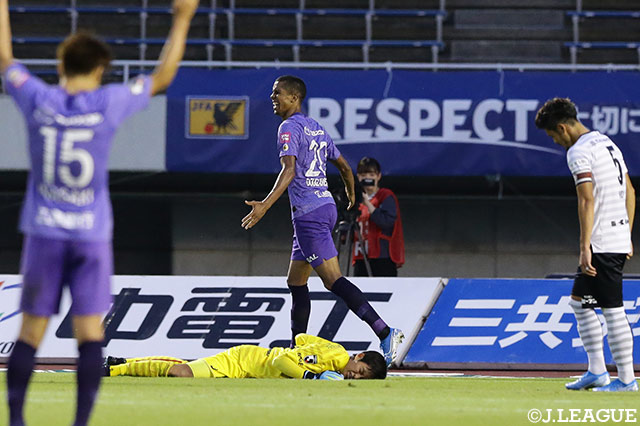 4試合ぶりにスタメン復帰したドウグラス ヴィエイラ（広島）。前線で起点となり続け、終盤には試合決定づける得点も奪ってみせた【明治安田Ｊ１ 第28節 広島vs神戸】