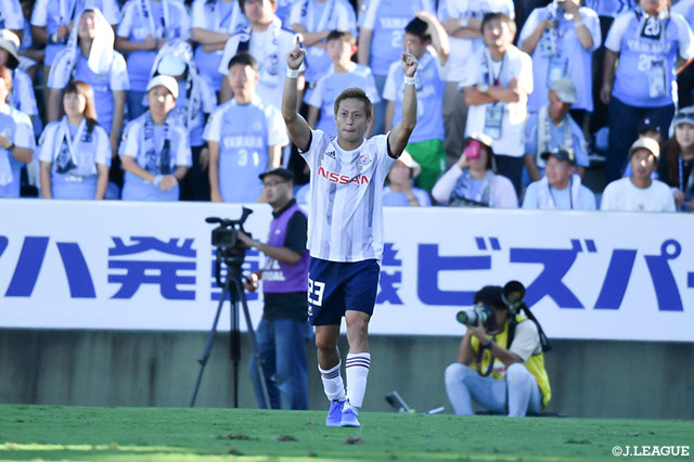 ペナルティエリア内でボールを受けた仲川 輝人がDFのタイミングを見計らい、抜き切る前に右足でシュートを放つ！これが決まり、横浜FMが終盤に試合を決定づける追加点を奪う【明治安田Ｊ１ 第28節 磐田vs横浜FM】