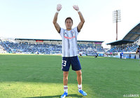 チームを勝利に導いた仲川 輝人（横浜FM）は、試合後サポーターの声援に応えた【明治安田Ｊ１ 第28節 磐田vs横浜FM】