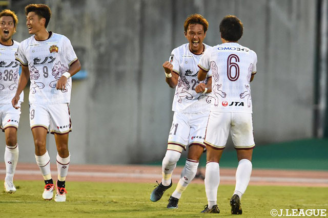 後半45分、セットプレーの流れからこぼれ球に反応した上原 慎也（#21）が押し込み、琉球が待望の先制点を獲得！【明治安田Ｊ２ 第35節 福岡vs琉球】