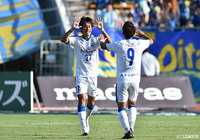 3試合連続ゴールを決めた三平 和司（大分）が味方とハイタッチを交わす【明治安田Ｊ１ 第28節 名古屋vs大分】