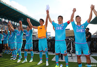 終盤の2得点で逆転勝利を飾った鳥栖がＪ１通算100勝を達成。残留へ向けて大きな勝点3を獲得した【明治安田Ｊ１ 第28節 鳥栖vsFC東京】