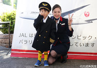 JALブースでパイロットの制服を着用して記念撮影♪【明治安田Ｊ１ 第28節 広島vs神戸】