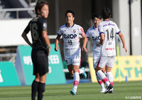 中野のラストパスに走り込んだ仲間 隼斗がスライディングシュートで押し込み、岡山が試合を振り出しに戻す【明治安田J2 第35節 東京Vvs岡山】