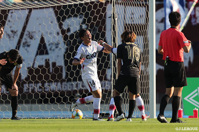 相手のクリアボールにいち早く反応した上田 康太（岡山）がダイレクトでボレーシュートを放つ！これが決まり、83分に逆転に成功する【明治安田Ｊ２ 第35節 東京Ｖvs岡山】