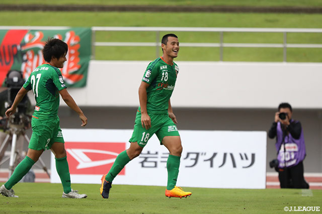 スルーパスに反応した谷尾 昂也が冷静にDFを交わしシュートを放つ！これが決まり八戸がリードを2点に広げる【明治安田Ｊ３ 第25節 岩手vs八戸】