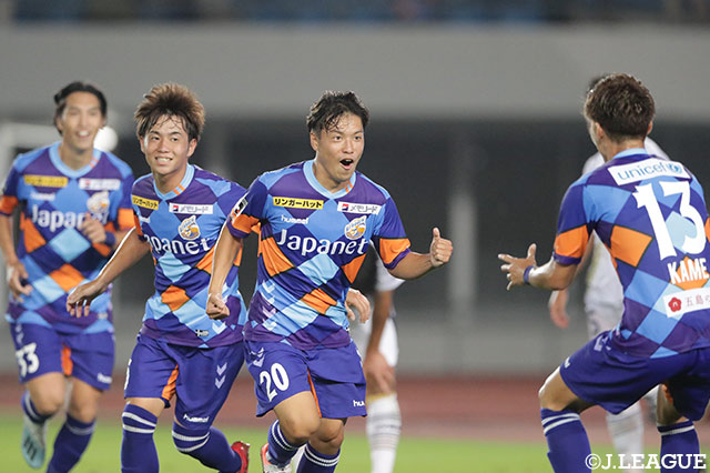 2-2で迎えた後半43分、大竹 洋平（#20）にこの日2点目となる得点が生まれ、長崎が勝ち越し！【明治安田Ｊ２ 第35節 長崎vs町田】