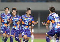 2-2で迎えた後半43分、大竹 洋平(#20)にこの日2点目となる得点が生まれ、長崎が勝ち越し!【明治安田J2 第35節 長崎vs町田】