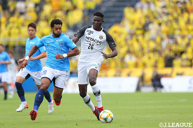 ボールを運ぶオルンガ（柏）とそれを阻止するカルフィン ヨン ア ピン（横浜FC）【明治安田Ｊ２ 第35節 横浜FCvs柏】