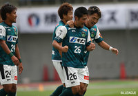 味方のシュートのこぼれ球に反応した上米良 柊人（#26）が詰め、相模原が先制に成功【明治安田Ｊ３ 第25節 相模原vs沼津】